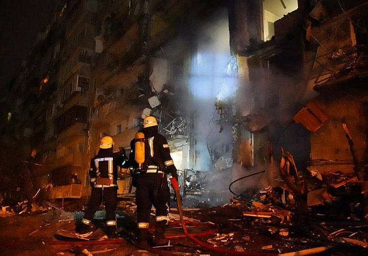 Hajnalban csapódtak rakéták erre a kijevi lakóépületre (fotó: ukrán tűzoltóság)