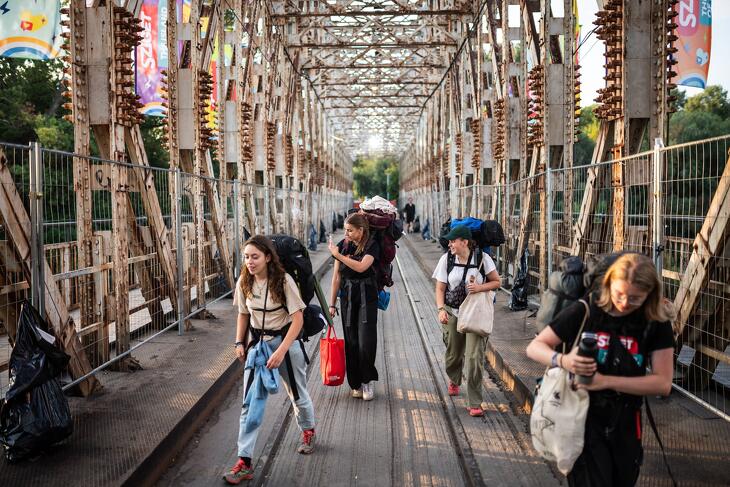 A Sziget Fesztiválról távozó fiatalok az óbudai Hajógyári-szigetre vezető K-hídon