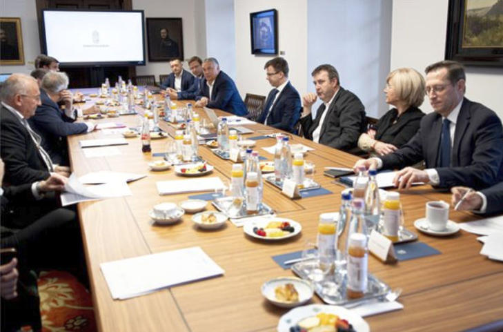 A Miniszterelnöki Sajtóiroda által közreadott képen Orbán Viktor miniszterelnök (j5) beszél az általa összehívott iparági egyeztetésen, amelyen Magyarország energiabiztonságáról tárgyaltak Brüsszel tervezett orosz olajembargója kapcsán a Karmelita kolostorban 2022. május 5-én. Fotó: MTI/Miniszterelnöki Sajtóiroda/Fischer Zoltán