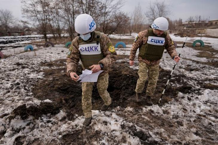 Az orosz-ukrán egyesített ellenőrző és koordináló központ (JCCC) tagjai egy tüzérségi lövedék által okozott krátert vizsgálnak a kelet-ukrajnai Luhanszk megyében fekvő Vrubivka közelében 2022. február 17-én. Az orosz kormány által támogatott kelet-ukrajnai szakadárok ezen a napon azzal vádolták a kijevi kormánycsapatokat, hogy az elmúlt 24 órában négyszer nyitottak tüzet a területükre. Fotó: MTI/AP/: 