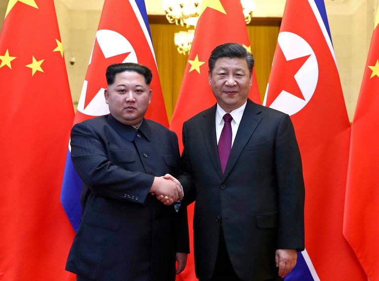 Kim Dzsongun és Hszi Csin-ping (fotó: AP)