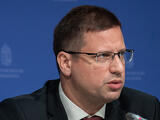 Nem enged Gulyás Gergely, továbbra is Brüsszelbe utaztatná a migránsokat