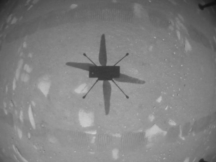 Az Ingenuity első felvétele saját, a marsi porba vetett árnyékáról a levegőből (Fotó: NASA)