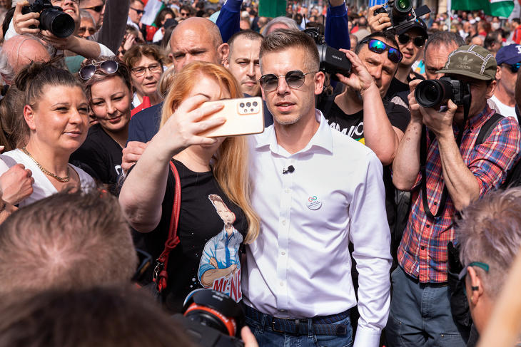 Jobb híján a napszemüvegéért támadták a fideszes propagandisták