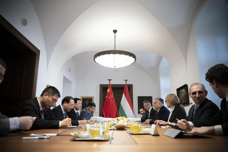 A kormányfő mellett Pintér Sándor belügyminiszter és Szijjártó Péter külgazdasági és külügyminiszter is látható a kínai közbiztonsági miniszterrel folytatott tárgyalásokról közreadott egyik képen