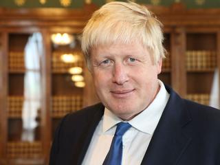 Boris Johnson megnyerte a szavazást: egy évig biztosan nem söpörhetik el a miniszterelnöki székből
