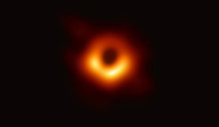 Az emberi történelem első fotója egy fekete lyukról. (Forrás: EHT)