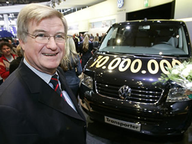 Bernd Wiedemann, a VW kereskedelmi igazgatója mosolyog