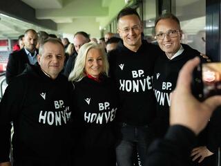 Szijjártó Péter megszavaztatja a szurkolókkal, mi legyen a Honvéd új neve
