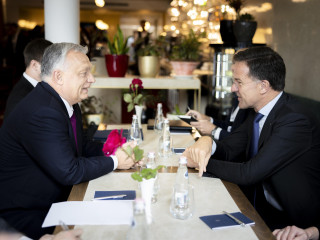 A Miniszterelnöki Kommunikációs Főosztály által közreadott képen Orbán Viktor miniszterelnök (b) és Mark Rutte NATO-főtitkár Tiranában 2025. május 16-án. 