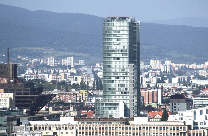 A Szlovák Nemzeti Bank épülete Pozsony fölé emelkedik