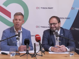 Magyar Péter és Kármán András a Tisza Párt sajtótájékoztatóján 2025. szeptember 23-án. 