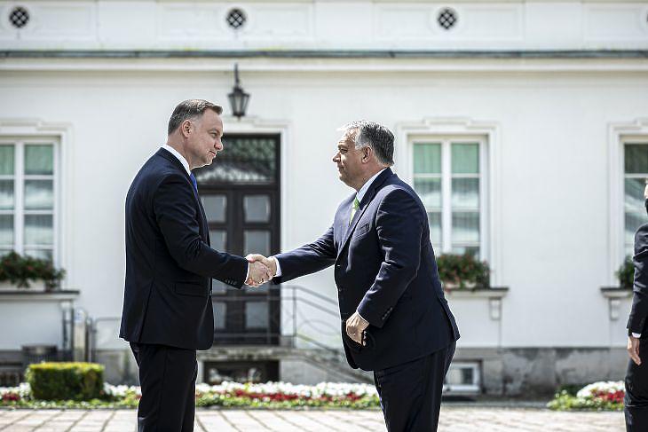  Andrzej Duda lengyel elnök fogadja Orbán Viktor miniszterelnököt a V4 varsói csúcstalálkozóján 2020. július 3-án. MTI/Miniszterelnöki Sajtóiroda/Fischer Zoltán