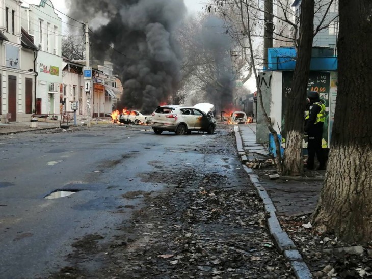 Ilyen volt december 24. Ukrajnában. Az Ukrán Állami Katasztrófaelhárító Szolgálat által közreadott képén lángoló autók Herszonban az orosz erők tüzérségi csapásai után. A támadásokban hét ember meghalt, legalább ötvennyolcan megsebesültek. Fotó: MTI/EPA