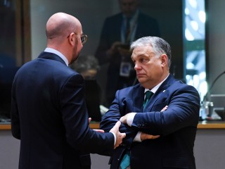 Charles Michel, az Európai Tanács elnöke és Orbán Viktor miniszterelnök a brüsszeli EU-csúcson 2022. december 15-én. Fotó: Európai Tanács    
