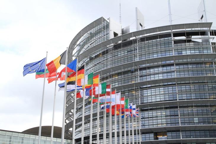Zászlók az Európai Parlament előtt. Fotó: Depositphotos 