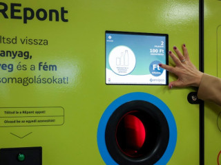 Nagyüzem a palackelnyelő automatáknál. 