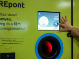 Nagyüzem a palackelnyelő automatáknál. 