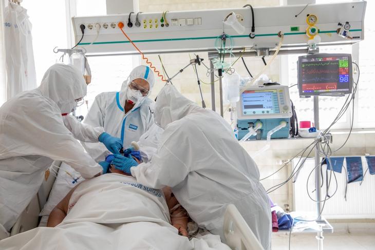 Egy gyógytornász és intenzív terápiás szakápolók dolgoznak az orosházi kórház Covid-osztályán 2021. áprilisában. Fotó: MTI/Rosta Tibor