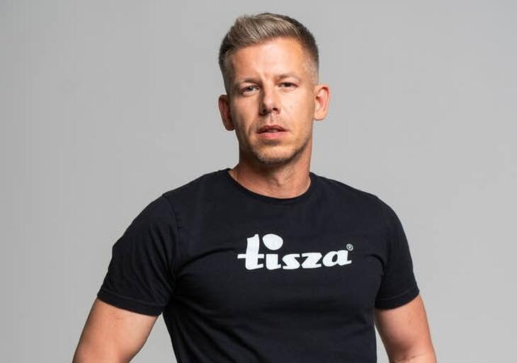 magyar Péter tiszta vizet öntene a pohárba