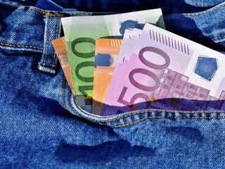 Benézett az euró 400 forint alá, de ott is marad?