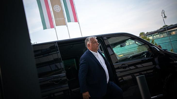 Orbán Viktor miniszterelnök megérkezik a kormánypárt esztergomi kihelyezett frakcióülésre, 2021. szeptember 15-én. (Fotó: Miniszterelnöki Sajtóiroda)