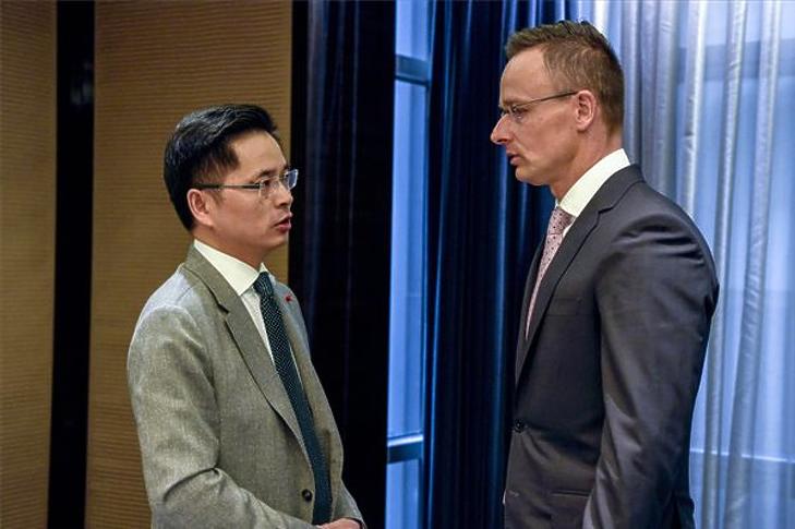 Szijjártó Péter és Hsziao Ming, a ZTE alelnöke pekingi tárgyalásukon 2019. április 27-én. (MTI/KKM/Mitko Sztojcsev)