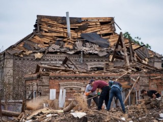 Romot takarítanak el emberek Kramatorszkban 2023. június 14-én, miután orosz rakétatámadás érte a kelet-ukrajnai Donyecki területen fekvő, stratégiai jelentőségű várost. Legalább egy ember életét vesztette, három megsebesült. Fotó: MTI/EPA