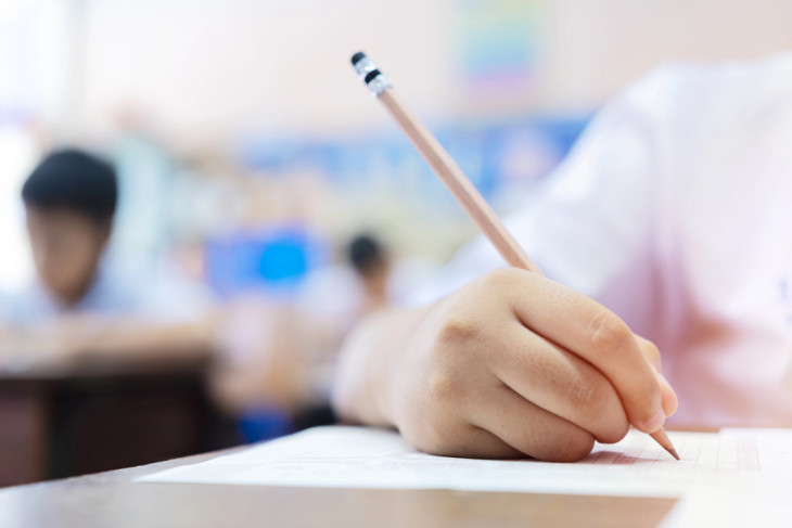 Sokan diszkriminatívnak tartják az ajánlásokat, mert szerintük csökkenti a bekerülés esélyét