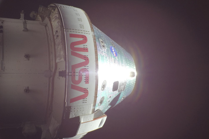 Az Orion űrhajó az egyik napeleme irányából fotózva, útban vissza, a Föld felé