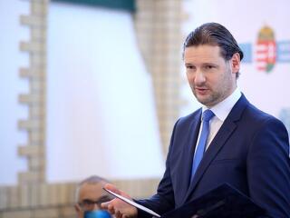 Kevesebb a közbeszerzés, de egyre drágábbak