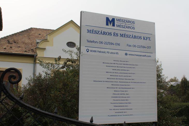 Tábla is jelzi Mészáros Lőrinc cégbirodalmának egy szeletét Felcsút főutcáján Fotó: Mfor/Mester Nándor