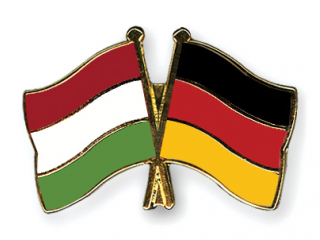 A magyar-német zászló kitűző hasznos ajándék lehet