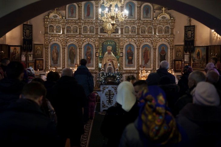 Ukrán hívők a Kijev szomszédságában fekvő Bobricia település ortodox templomában tartott karácsonyi szentmisén 2022. december 25-én. Fotó: MTI/AP