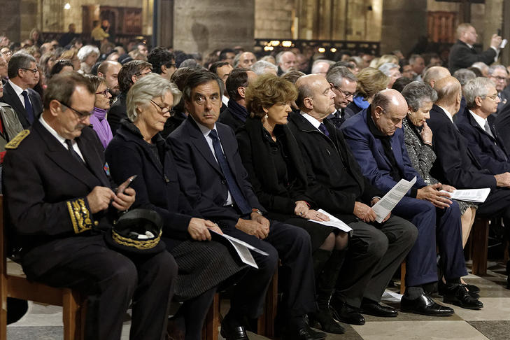 A Fillon-házaspár (jobbról a második-harmadik) egy 2015-ös megemlékezésen. Fotó Wikimedia / Yannick Boschat