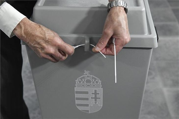 Urnazárás az önkormányzati választáson a XII. kerületi Zugligeti Általános Iskolában kialakított 53-as szavazókörben 2019. október 13-án. (MTI/Koszticsák Szilárd)