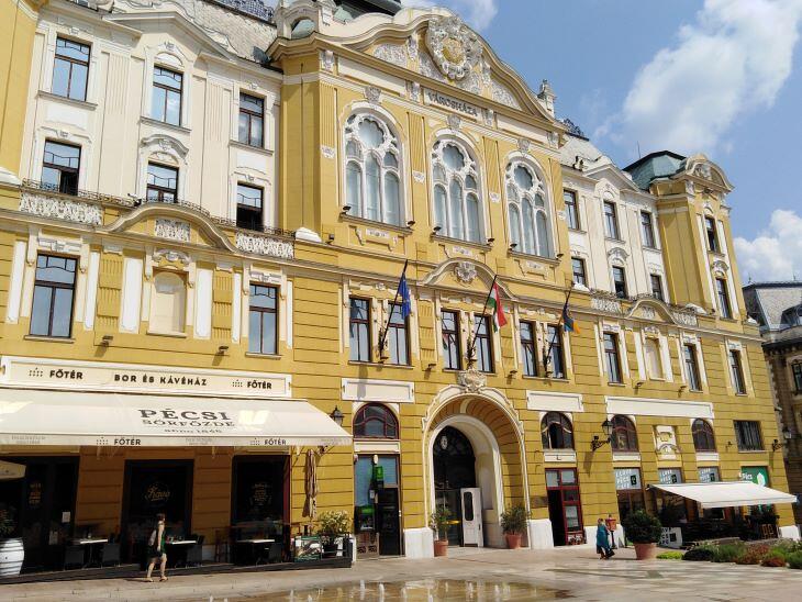 Pécs belvárosa. Vajon melyik kínai autógyártó építkezhet a környékre?