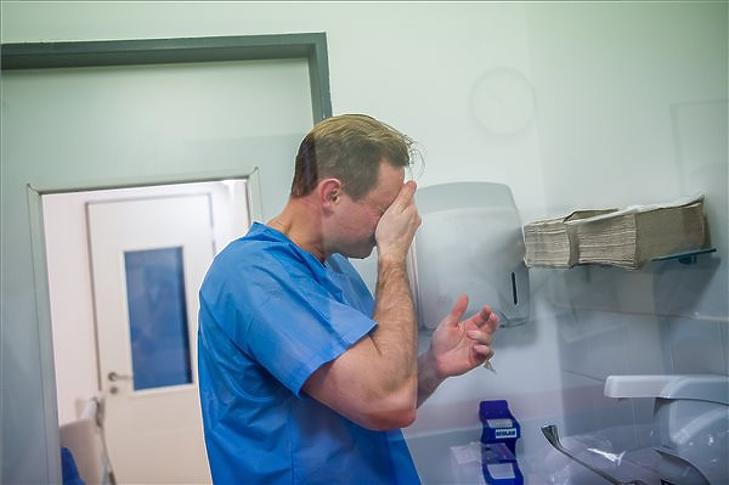 Orvos a koronavírussal fertőzött betegek fogadására kialakított intenzív osztályon a Szent László Kórházban 2020. december 8-án. (Fotó: MTI/Balogh Zoltán)
