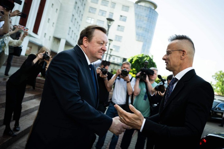 Szergej Alejnyik belarusz külügyminiszter fogadja Szijjártó Pétert Minszkben 2024. május 29-én