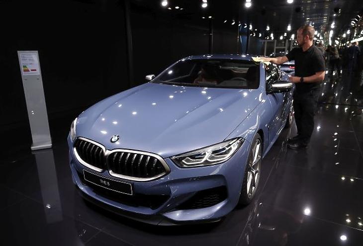 A BMW a 2018-as párizsi autószalonon. Fotó: EPA/IAN LANGSDON