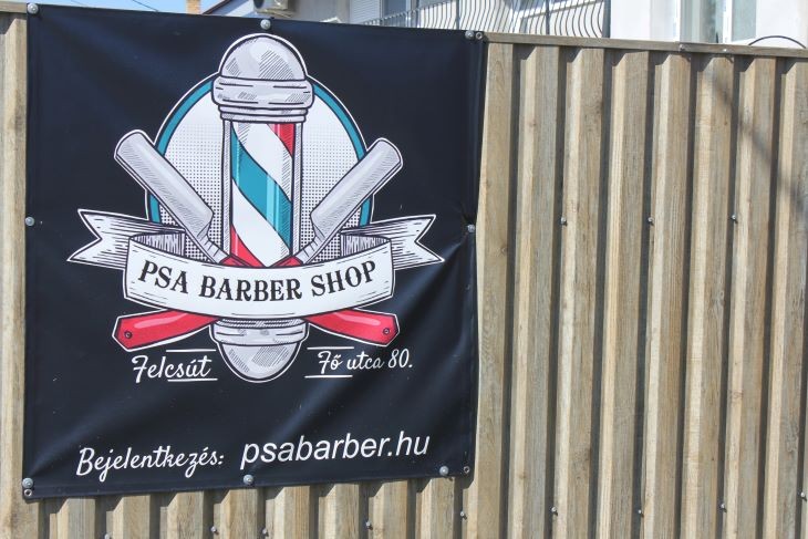A sarokház oldalán is hirdetik a barber shopot. Fotó: mfor/Mester Nándor