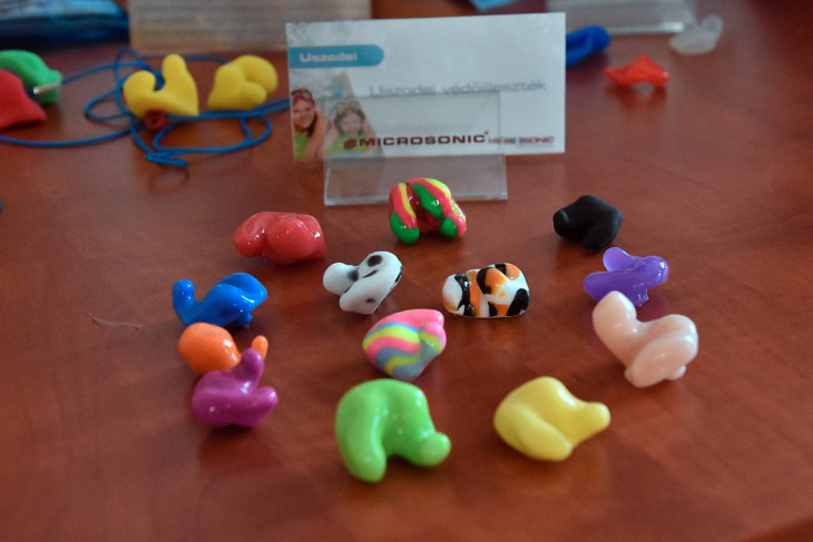 Különféle zajvédő eszközöket is bemutattak.