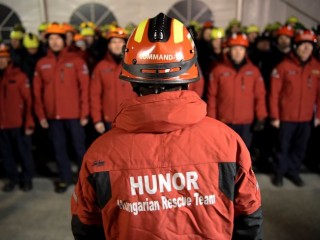 A HUnor mentő csapat a Törökországba való indulás előtt. Fotó: MTI/Kovács Tamás