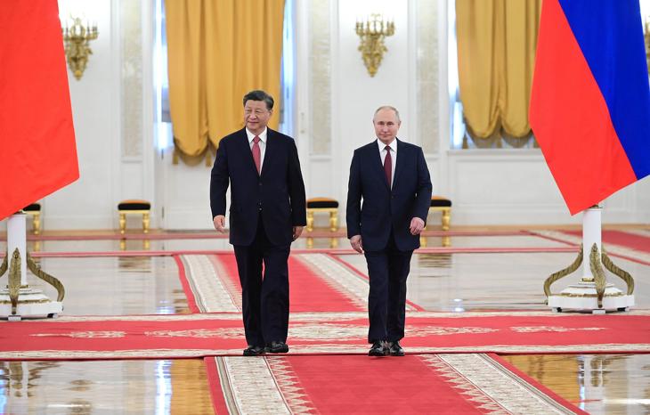 Hszi Csin-ping kínai elnök és Putyin a Kremlben. Fotó: MTI/EPA