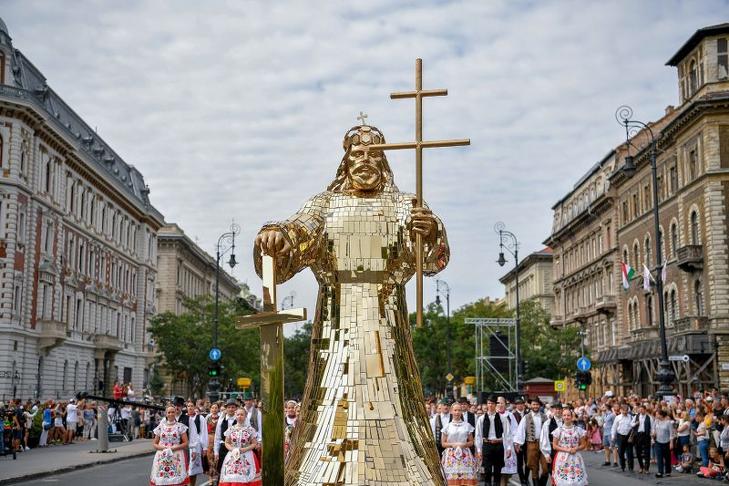 Tavaly a guruló Szent István szobor sem volt mindennapi látvány. Fotó: MTI/Czeglédi Zsolt