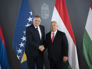 Orbán Viktor miniszterelnök (j) fogadja Milorad Dodikot, a boszniai Szerb Köztársaság elnökét a Karmelita kolostorban 2025. június 5-én. 