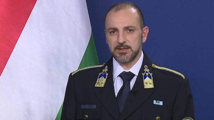 Kiss Róbert rendőr alezredes, az operatív törzs központi ügyeletének munkatársa. Fotó: koronavirus.gov.hu