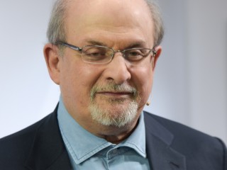 Salman Rushdie kis híján belehalt az ellene irányuló merényletbe 2022-ben. Halálközeli élményeit és gondolatait új könyvéből az olvasók is megismerhetik