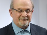 Salman Rushdie kis híján belehalt az ellene irányuló merényletbe 2022-ben. Halálközeli élményeit és gondolatait új könyvéből az olvasók is megismerhetik
