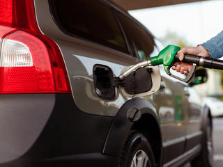 Gyorsan tankoljon, akinek benzines autója van, péntektől drágább lesz!